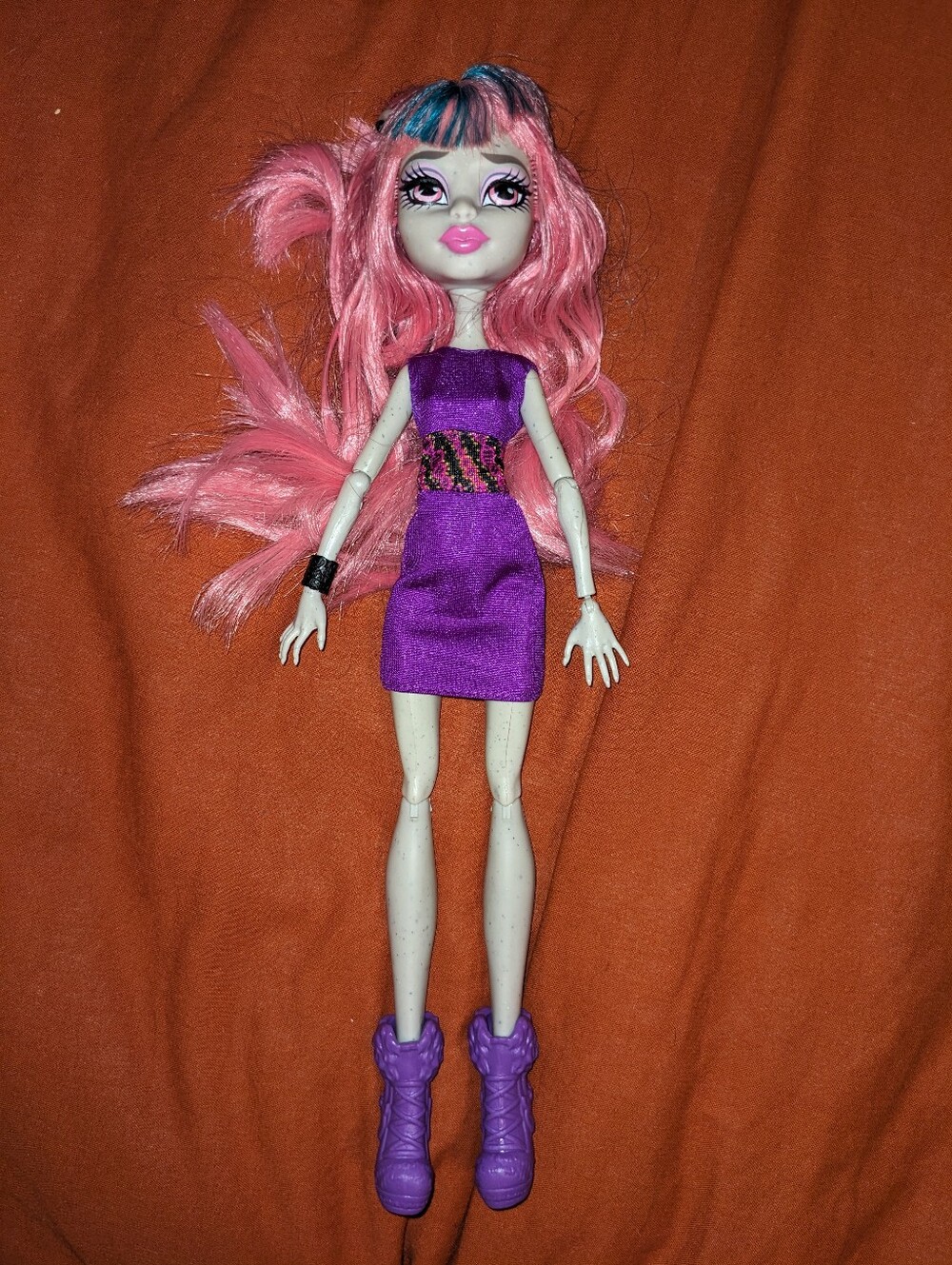 Rochelle Goyle (Wrong Outfit/Missing Wings)